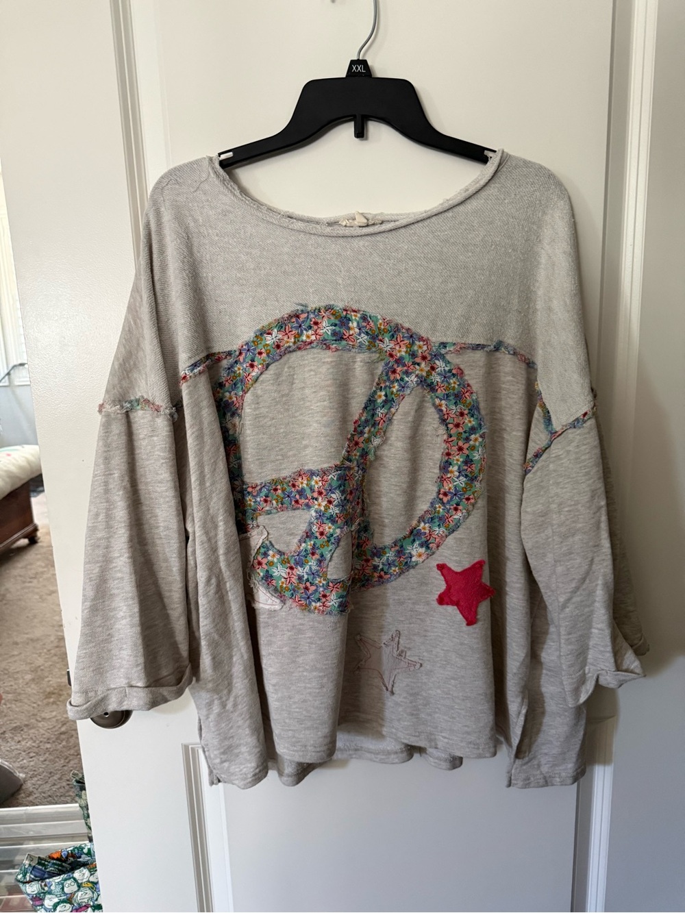 Easel Light Gray Women’s Long Sleeve Peace Sign Pullover with Star Accent 1x